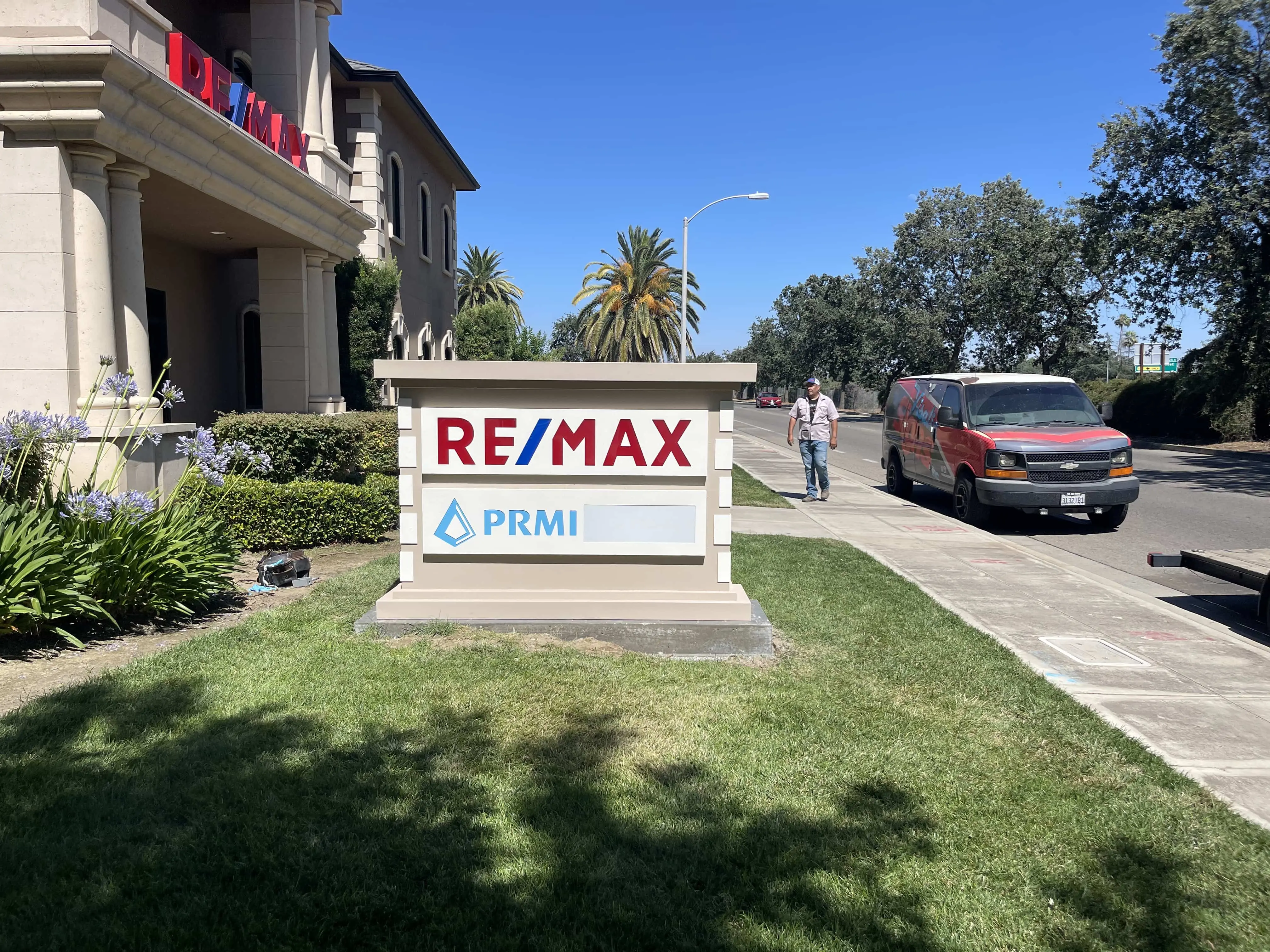 Custom monument Visalia Signs Inc.